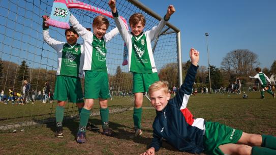 Jongens bij voetbaldoel met armen in de lucht, klik voor een vergroting