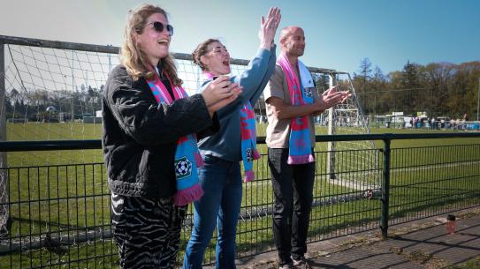 Toeschouwers aan het juichen, klik voor een vergroting