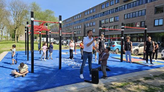 opening Calisthenicspark in ’t Hool vlokhoven met wethouder Maes van Lanschot , klik voor een vergroting