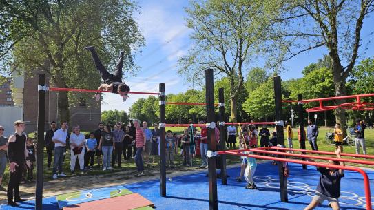 sporters bij jet Calisthenicspark in ’t Hool vlokhoven , klik voor een vergroting