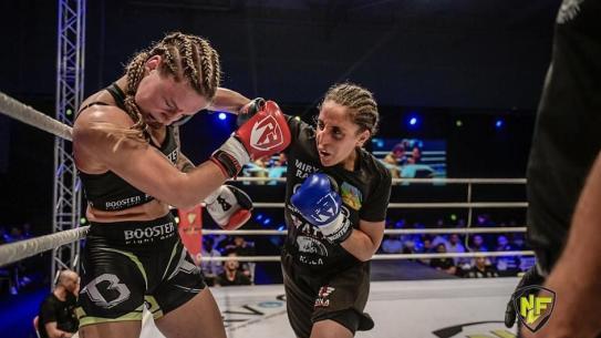 sportinspirator Miryam Rayhi aan het kickboksen , klik voor een vergroting