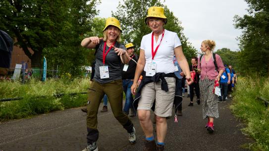 deelenemers van de midzomerwandeltocht , klik voor een vergroting