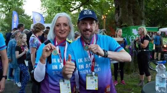 deelenemers met hun medaille na de midzomerwandeltocht, klik voor een vergroting