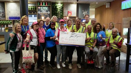 geld opgehaald voor kankeronderzoek tijdens midzomerwandeltocht, klik voor een vergroting