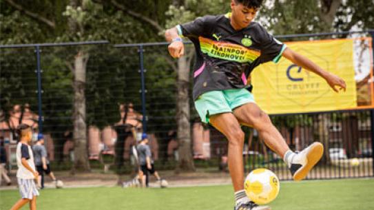 sportinspirator Juwently Daal voetballend, klik voor een vergroting