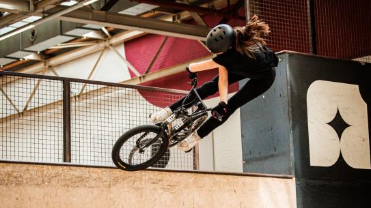 BMX'er die tricks uitvoert, klik voor een vergroting