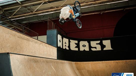 BMX'er die tricks uitvoert, klik voor een vergroting