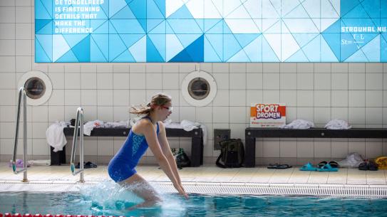 Deelnemer voert zwemanalyse uit tijdens sportdroom, klik voor een vergroting