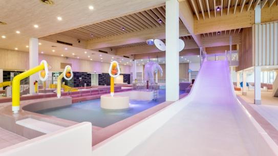 Recreatiebad met glijbaan, klik voor een vergroting