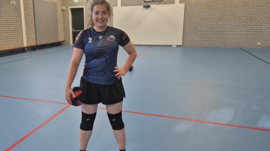 Vrouw in dodgeball tenue op het veld, klik voor een vergroting