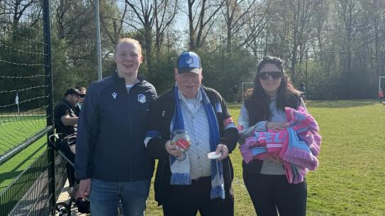 Mensen op het veld bij FC Eindhoven, klik voor een vergroting