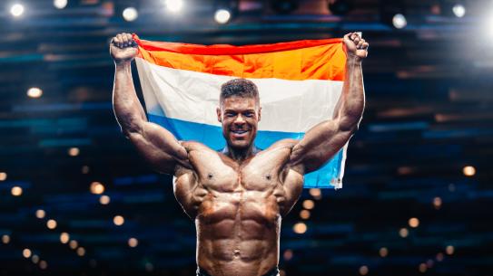 Bodybuilder Wesley Vissers poseert met Nederlandse vlag, klik voor een vergroting