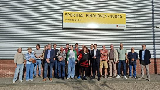 Sportverenigingen en de wethouder onder het nieuwe bordje van de sporthal Eindhoven-Noord, klik voor een vergroting