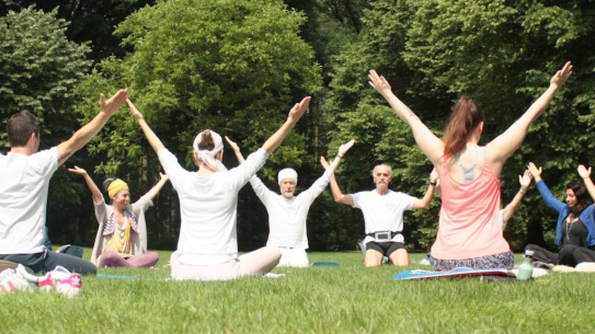 Kundalini Yoga in het park, klik voor een vergroting