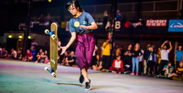 Meisje doet Longboard truc