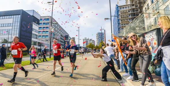 marathon lopers worden aangemoedigd door publiek