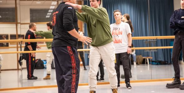 Twee personen die Krav Maga beoefenen