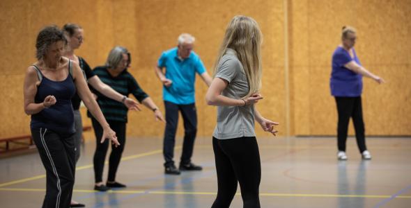 Mensen in kring die een oefening doen