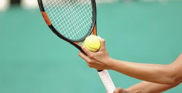 Tennisspeler klaar om te serveren