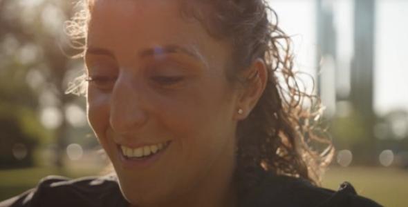 Miryam Rayhi lachend in een park