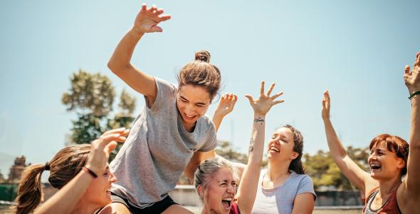 Vrouw die in de lucht wordt gehouden