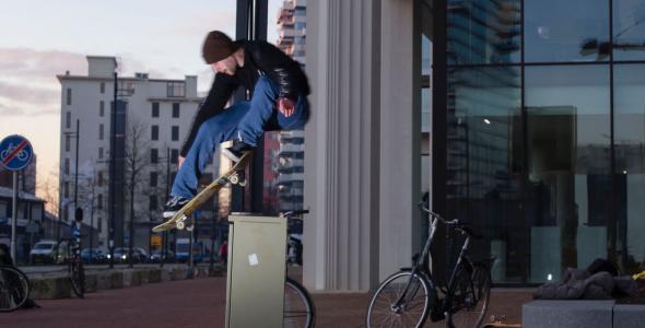 Skater doet truc op skateboard