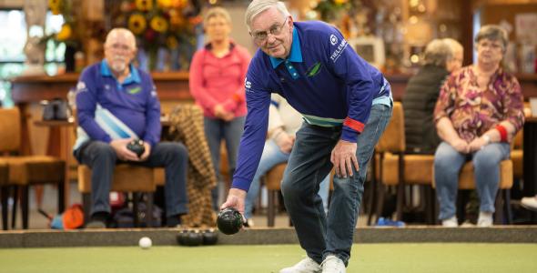 55-plusser die aan het bowlen is