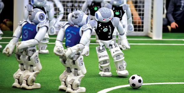robots aan het voetballen tijdens robocup 