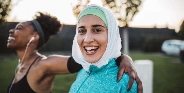 Twee vrouwen lachen terwijl ze in beweging zijn