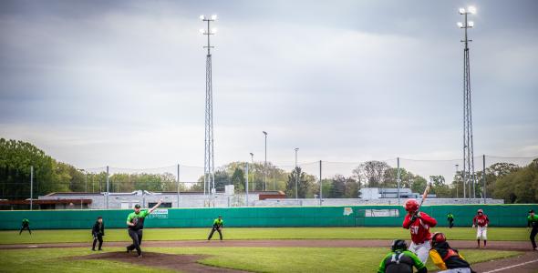 Een team speelt honkbal