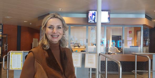 Vrouw die in de Tongelreep voor de receptie staat