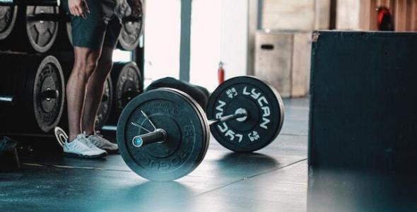 een persoon die bezig is met de sport crossfit tijdens het evenement lowlands throwdown