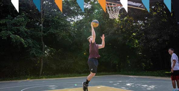 Jongen die bal gooit in basketbalnet