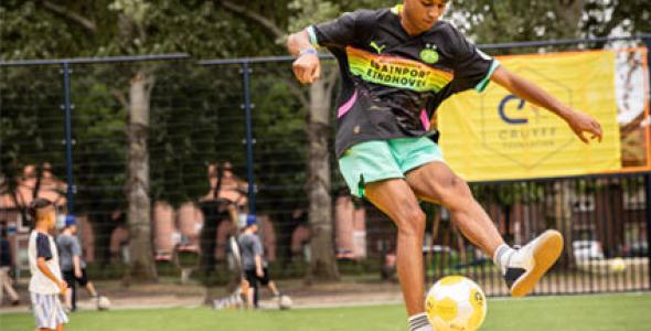 sportinspirator Juwently Daal voetballend
