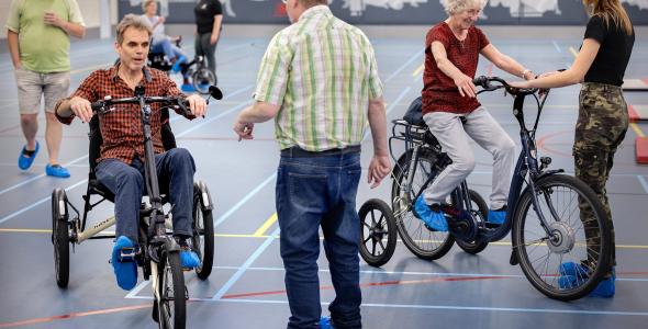 deelnemers krijgen uitleg tijdens de Driewielfiets ontdekdag
