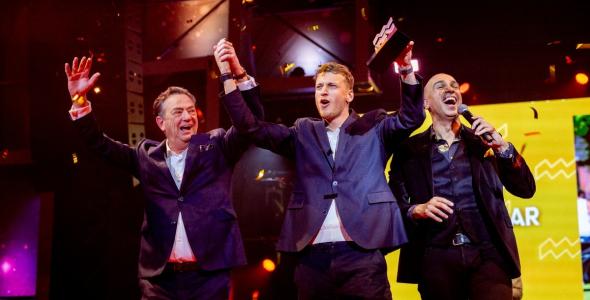 Twee mannen samen met de Sporter van het jaar 2024 tijdens de Eindhoven SportAwards