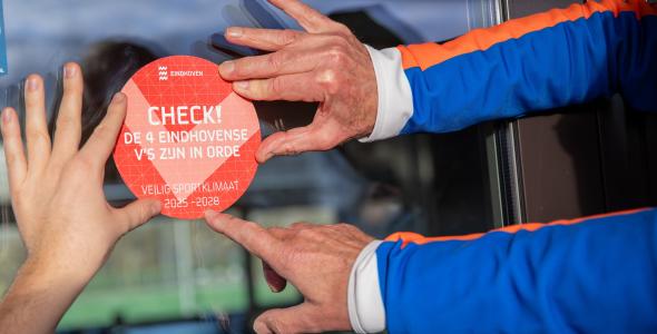 Op deze foto staat een sticker met de 4's weergegeven.