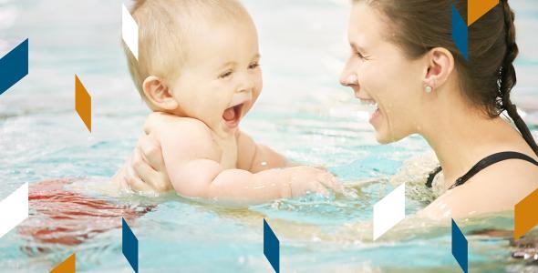 Moeder die zwemt met haar peuter