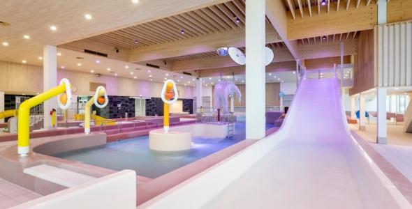 Recreatiebad met glijbaan