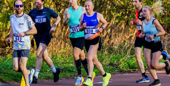 deelnemers lopen hard tijdens de dommelloop 2025