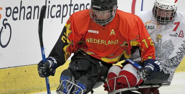 deelnemers in actie tijdens een para ijshockey wedstrijd 