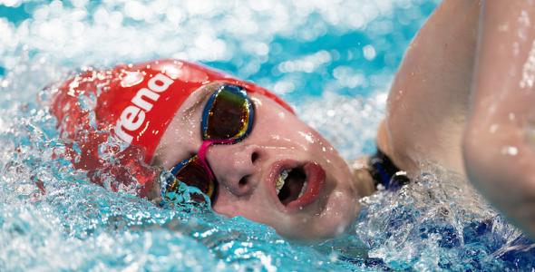 zwemmer in actie voor de swimming trials 
