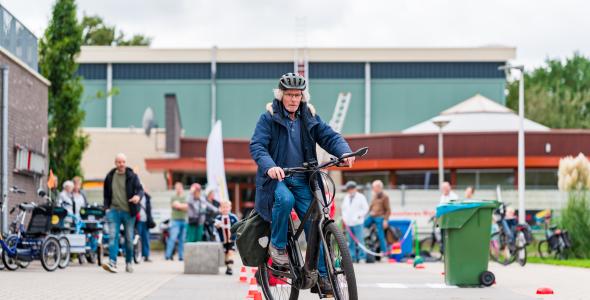 Deelnemers op de fiets tijdens het Doortrappen festival