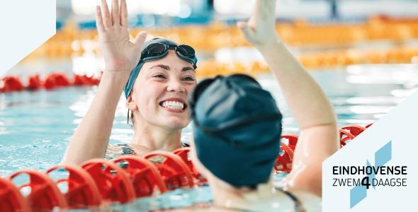 Vrouwen die high five geven in het zwembad