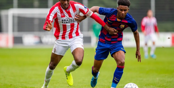 voetbalspelers in actie op het veld tijdens ottencup 