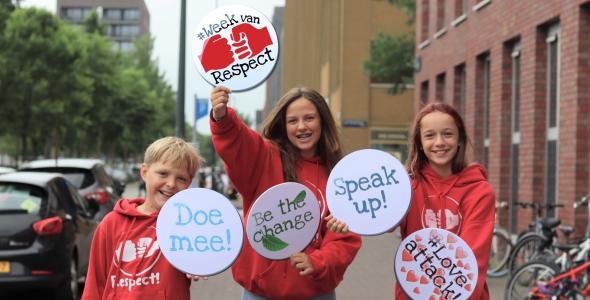 foto kinderen met buttons voor week van respect 