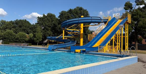 Buitenbad Ottenbad met glijbanen
