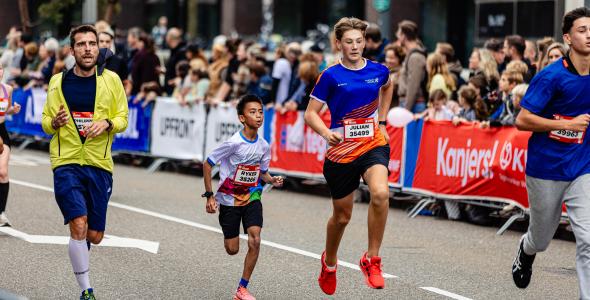 Jongeren rennend tijdens de marathon in Eindhoven
