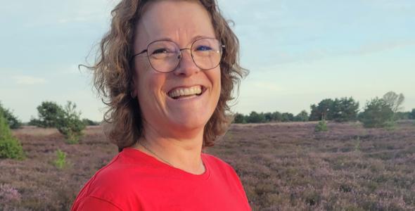 Vrouw die wandelt in buitengebied