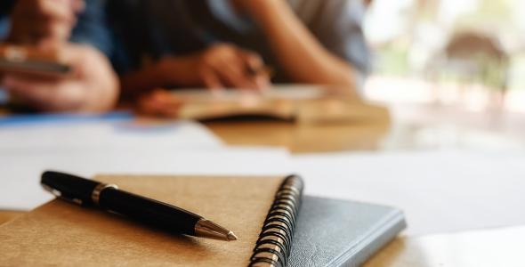 notitieblokken op bureau